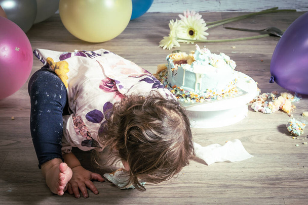 Child Eating Cake Off The Floor After Cake Smash - Fotó, kép