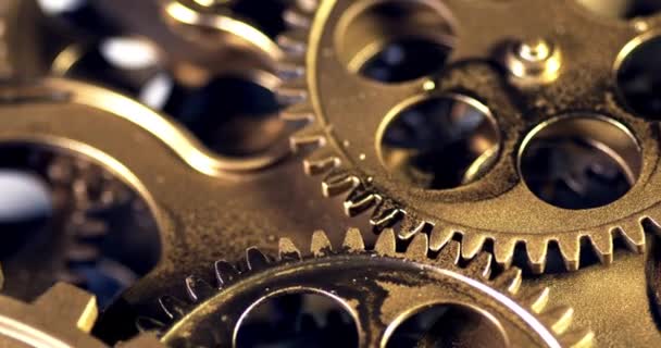 Engranajes dorados antiguos girando en mecanismo de trabajo  - Metraje, vídeo