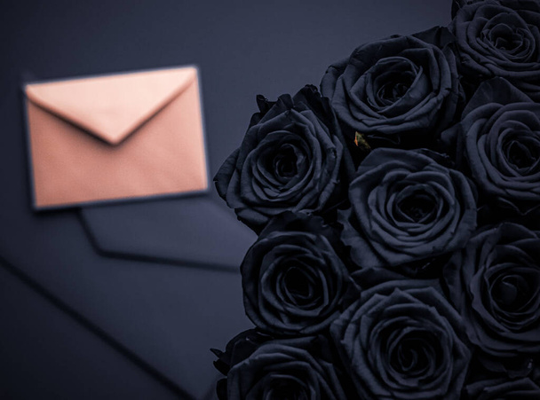 Láska dopis a květinářství na Valentýna, luxusní kytice růží a karty na dřevěném uhlí pozadí pro romantickou dovolenou design - Fotografie, Obrázek