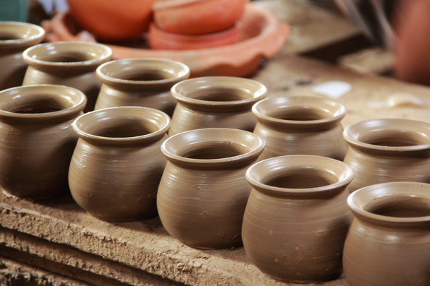 Много глиняных чаш
 - Фото, изображение