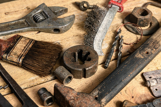 Viejas herramientas domésticas vintage bodegón sobre un fondo de madera en un concepto de bricolaje y reparación - Foto, imagen