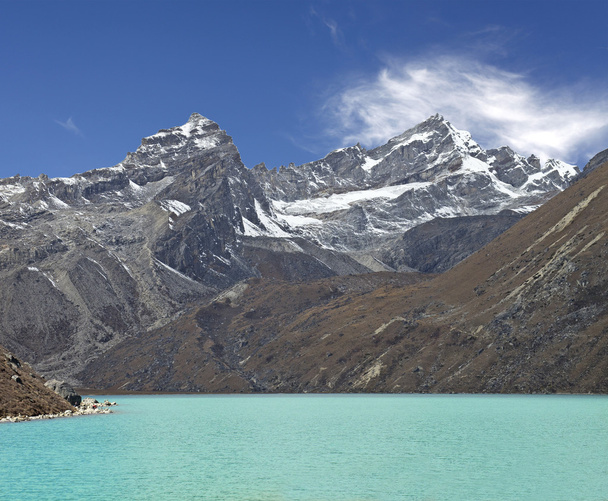 wunderschöner Blick auf die Berge der Everest-Region mit See, Nepal. - Foto, Bild