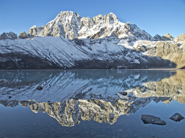 красиві видом на гори Еверест регіон з озера Непалу. - Фото, зображення