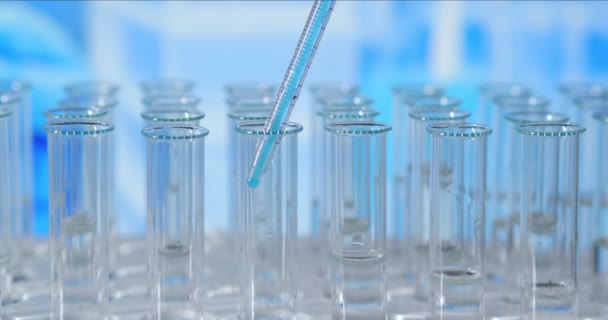 Naukowiec z pipetą analizuje płyn do ekstrakcji DNA i cząsteczek w probówkach w laboratorium. Koncepcja: badania, biochemia, medycyna farmaceutyczna - Materiał filmowy, wideo