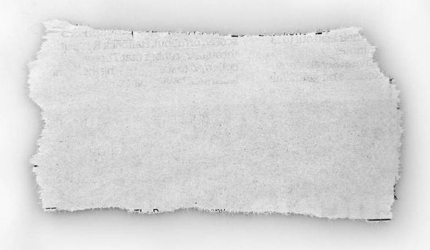 Stukje gescheurd papier op effen ondergrond  - Foto, afbeelding
