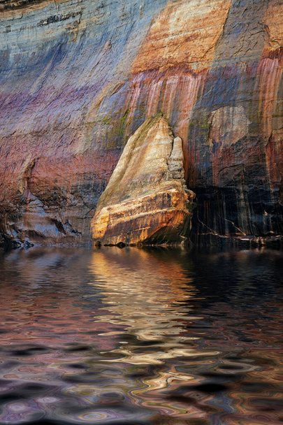 Maisema mineraali värjätään kallio ja mielenkiintoisia heijastuksia pitkin heikentynyt hiekkakivi rantaviivaa Lake Superior, Kuva Rocks National Lakeshore, Michigans Ylä niemimaalla, Yhdysvallat - Valokuva, kuva