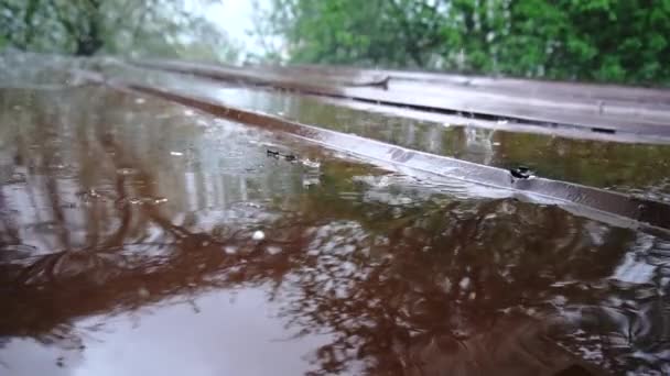 дощ на даху з градом
 - Кадри, відео