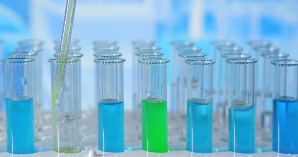 Vědec s pipetou analyzuje tekutinu pro extrakci DNA a molekul ve zkumavkách v laboratoři. Koncept: výzkum, biochemie, farmaceutická medicína - Záběry, video