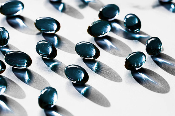 Синие травяные капсулы для здорового питания, аптека бренда, пробиотики лекарственные таблетки в качестве медицинских или добавочных продуктов для фармацевтической промышленности объявление - Фото, изображение