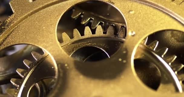 крупним планом старі золоті шестерні перетворюються в робочий механізм
  - Кадри, відео