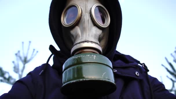 ninguna persona en una máscara protectora contra el coronavirus en una máscara de gas de bosque soleado mejor protección - Imágenes, Vídeo