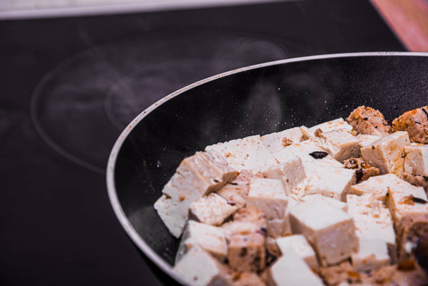 油煙の中で揚げ豆腐ミックスのマクロショット - 写真・画像