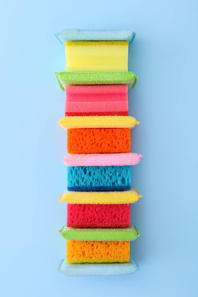 Esponjas de cocina de colores sobre fondo azul. Set de limpieza de cocina. Para ver - Foto, imagen