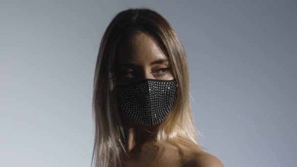 Jovem mulher vestindo máscara facial preto brilhante - Filmagem, Vídeo