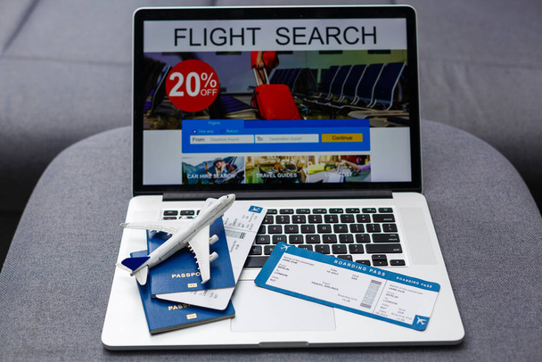 Tarjeta de embarque, pasaporte y aviones de juguete en la vista superior del escritorio - Foto, Imagen