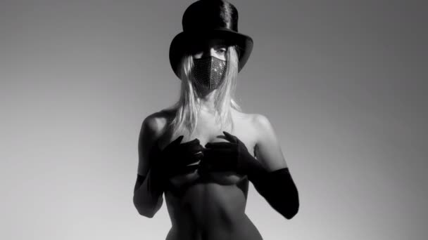 Jeune femme portant un masque brillant et un chapeau haut de forme - Séquence, vidéo