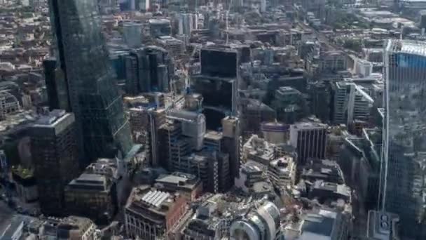 Luchtfoto van Londen met camera vooruit en achteruit - Video