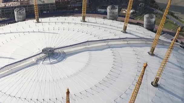 Luftaufnahme der Londoner Millennium-Kuppel mit Kameraschwenk hin und her - Filmmaterial, Video