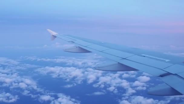Timelapse beelden van vliegtuigen die in de lucht vliegen en vooruit en achteruit bewegen - Video
