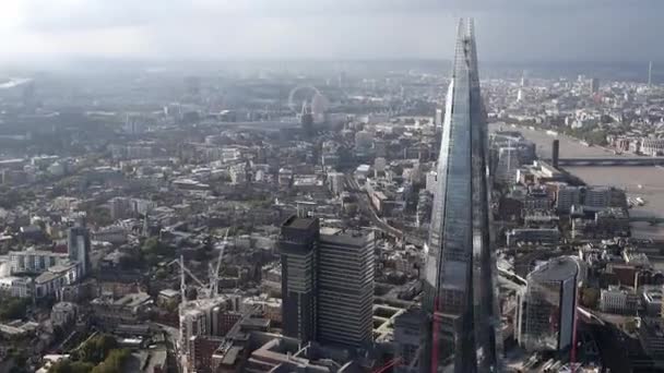 Luchtfoto van Londen met camera vooruit en achteruit - Video