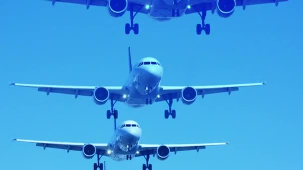 Timelapse beelden van meerdere vliegtuigen die in de lucht vliegen - Video