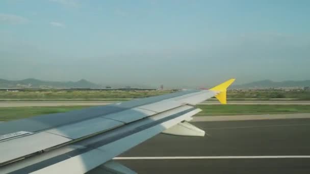 Timelapse filmagem da asa do avião como avião decola se movendo para a frente e para trás - Filmagem, Vídeo