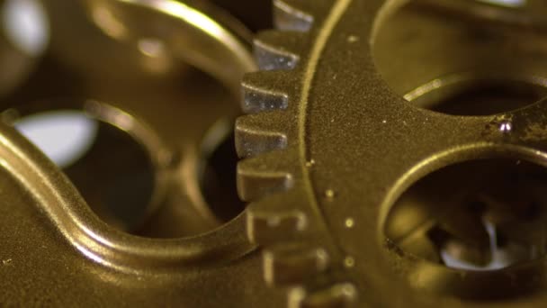 крупним планом старі золоті шестерні перетворюються в робочий механізм
  - Кадри, відео
