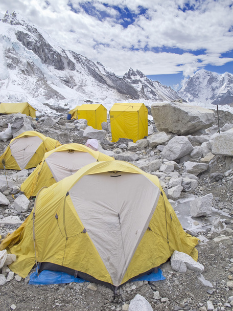 Tentes dans Everest Base Camp, journée nuageuse, Népal
. - Photo, image