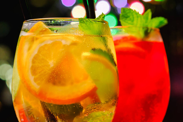 Twee alcoholische snuifcocktails met buisjes in glazen op de bar. - Foto, afbeelding