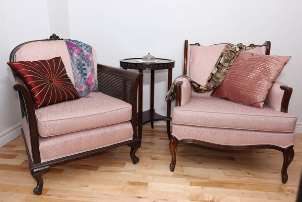 Chaises de salon antiques en palissandre avec coussins de couleurs roses sur fond mural blanc - Photo, image