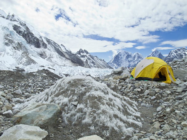 Tiendas en el campamento base del Everest, día nublado, Nepal
. - Foto, imagen