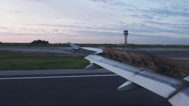 Timelapse beelden van vleugelvliegtuigen terwijl het vliegtuig landt en vooruit en achteruit beweegt - Video