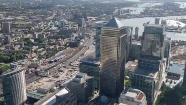 Letecký pohled na Londýn s kamerou pohybující se dopředu a dozadu - Záběry, video