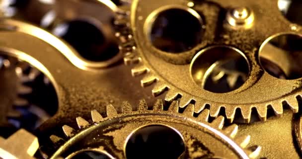 Fechar Velhas engrenagens douradas girando no mecanismo de trabalho  - Filmagem, Vídeo
