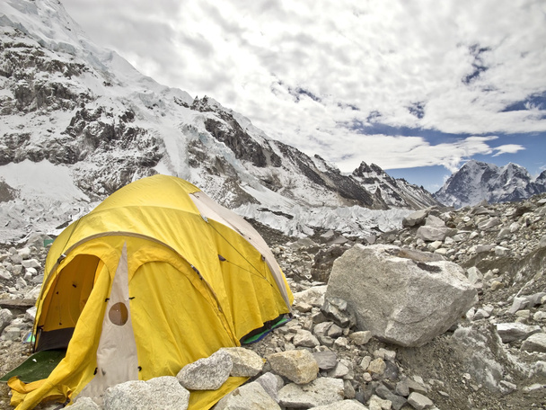 Tiendas en el campamento base del Everest, día nublado, Nepal
. - Foto, imagen