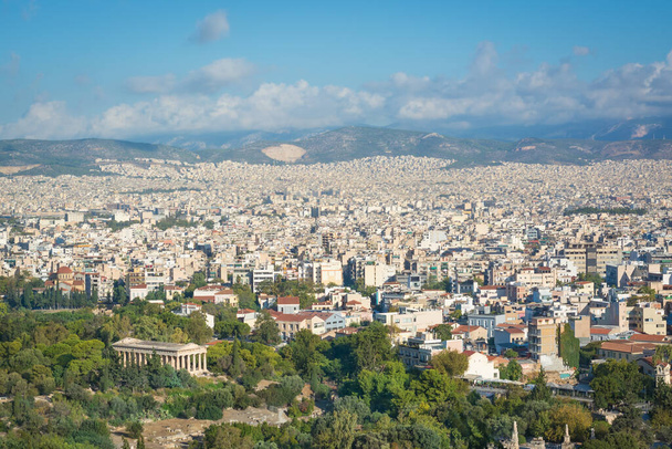 Vista de Atenas y el Templo de Hefesto en la distancia en un día soleado, formato horizontal - Foto, Imagen