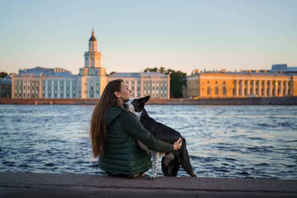 a girl and a dog on the background of drawbridges in St. Petersburg - Foto, Bild