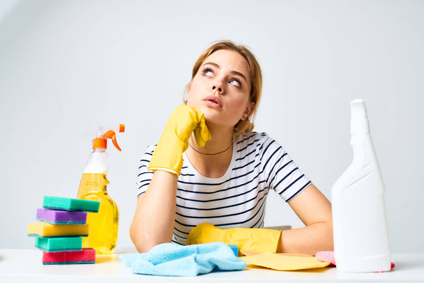 A senhora da limpeza senta-se à mesa serviço de trabalho detergente - Foto, Imagem