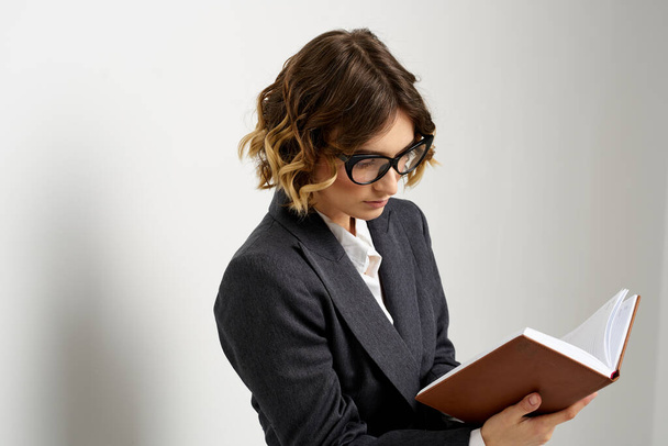 Business nainen klassinen puku muistikirja kädessään ja lasit kasvoillaan Kopioi tilaa - Valokuva, kuva
