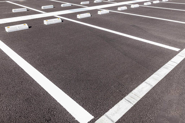 parking dla samochodów osobowych, parking dla samochodów osobowych z białym znakiem, parking odkryty w parku publicznym - Zdjęcie, obraz