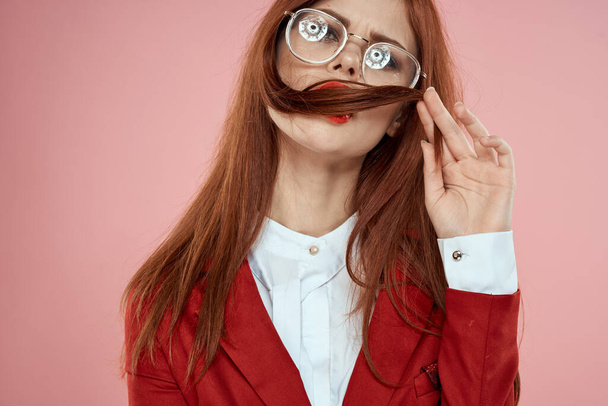 Elegante donna con gli occhiali rosso labbra giacca capelli lunghi rosa - Foto, immagini