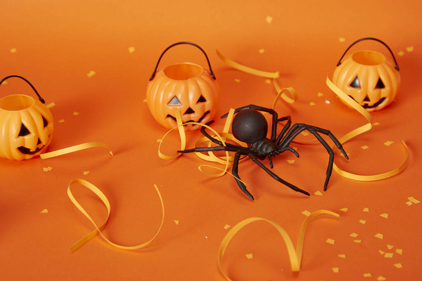 Αστεία Απόκριες ημέρα διακόσμηση κόμμα χαριτωμένο φάντασμα κολοκύθας και αράχνη που απομονώνονται σε πορτοκαλί φόντο - Φωτογραφία, εικόνα