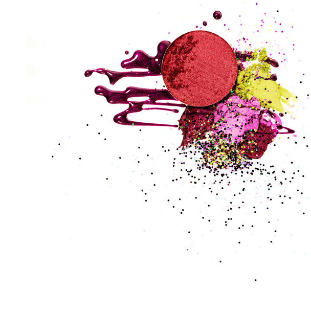 Composición colorida del maquillaje manchado. - Foto, Imagen