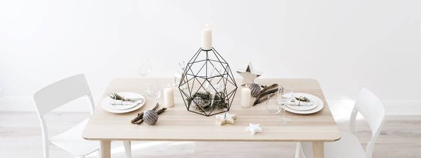 Cadre de table minimaliste pour le dîner de Noël. - Photo, image