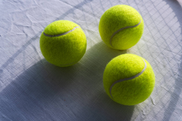 Boules de tennis vibrantes sur fond abstrait. - Photo, image