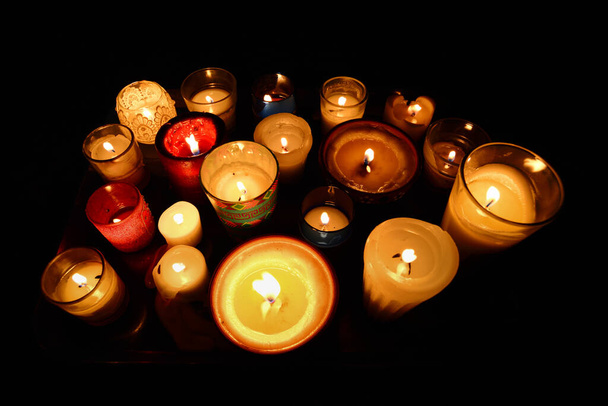 Monet kynttilät erikokoisia ja tyylejä pimeässä - Valokuva, kuva