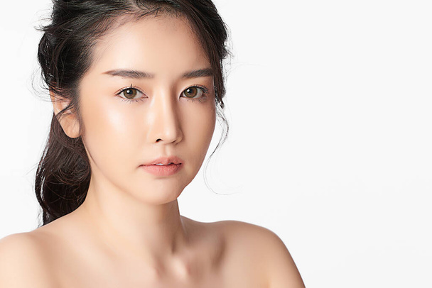 Kaunis nuori aasialainen nainen puhtaalla tuoreella iholla valkoisella taustalla, Kasvojen hoito, Kosmetologia, Kauneus ja kylpylä, Aasian naisten muotokuva - Valokuva, kuva