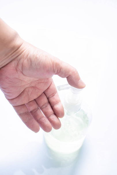 Presione la boquilla desinfectante de la mano con la mano - Foto, Imagen