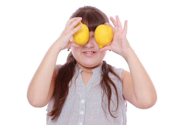 Girl with fresh yellow lemons - Zdjęcie, obraz