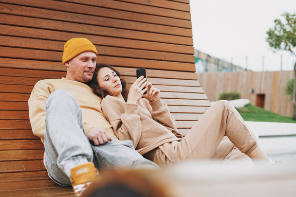 Stylisches junges Familienpaar verliebte Hipster mit Handy im Park - Foto, Bild